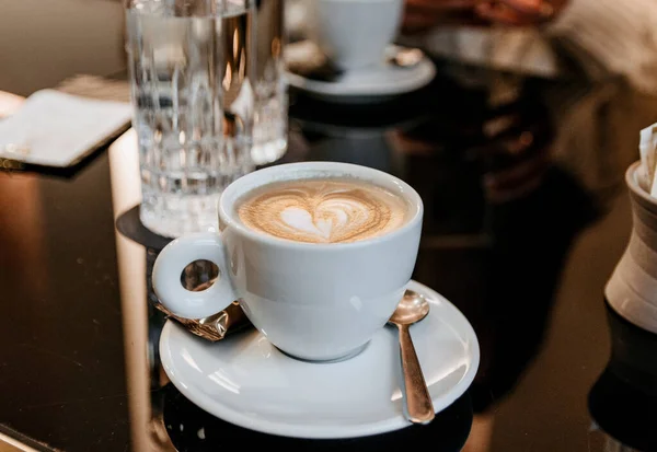 Een Selectieve Focus Shot Van Een Kopje Koffie — Stockfoto