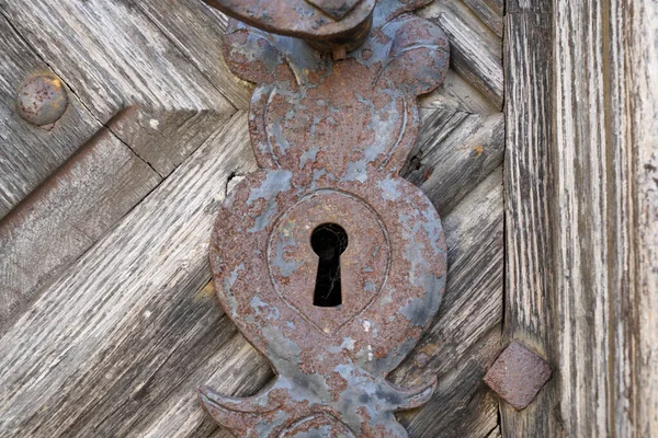 Ahşap Kapıdaki Paslı Yıpranmış Metalik Anahtar Deliğine Yakın Çekim — Stok fotoğraf