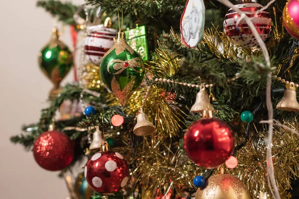 Ένα Κοντινό Πλάνο Όμορφα Κρεμαστά Στολίδια Ένα Χριστουγεννιάτικο Δέντρο — Φωτογραφία Αρχείου