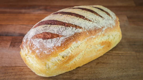 Tahta Masadaki Beyaz Ekmeğin Yakın Plan Çekimi — Stok fotoğraf