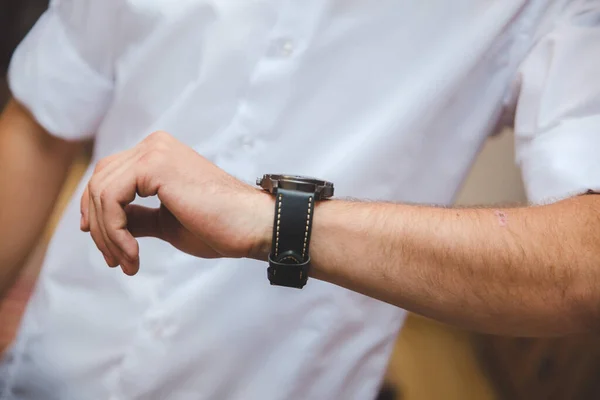 Primer Plano Hombre Con Reloj Pulsera Lujoso Elegante Con Una — Foto de Stock