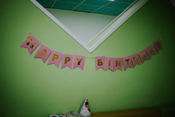 Happy Birthday 粉红捆绑纸横幅挂在墙上 — 图库照片