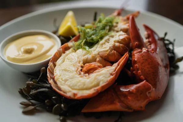 Selective Focus Shot Appetizing Lobster Lemon Slice Sauce — Stock Photo, Image