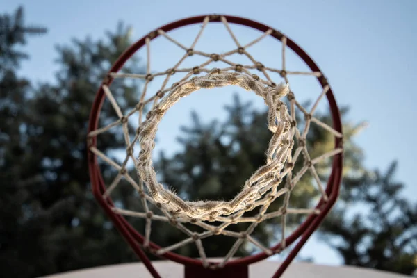 Een Lage Hoek Opname Van Een Basketbalnet Een Speeltuin Onder — Stockfoto