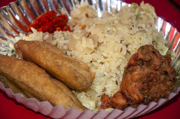 Ένα Κοντινό Πλάνο Ρύζι Και Τηγανητά Φαγητά Σάλτσα Χάρτινο Πιάτο — Φωτογραφία Αρχείου