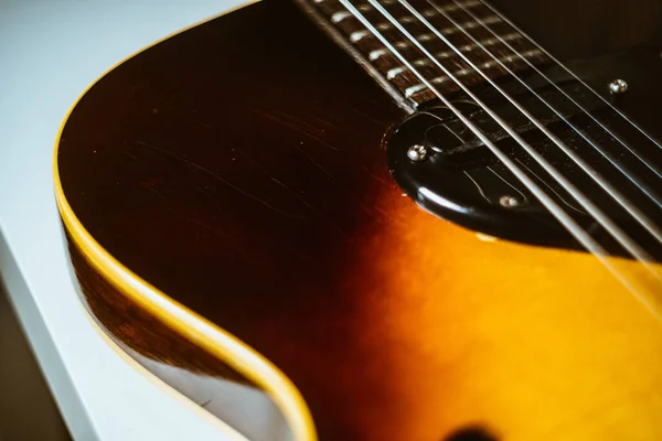 Zbliżenie Ujęcia Drewnianej Gitary Stole — Zdjęcie stockowe