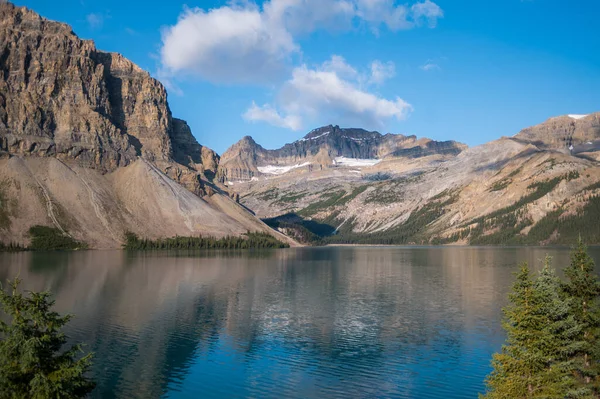 Uma Foto Hipnotizante Bow Lake Alberta Canadá — Fotografia de Stock