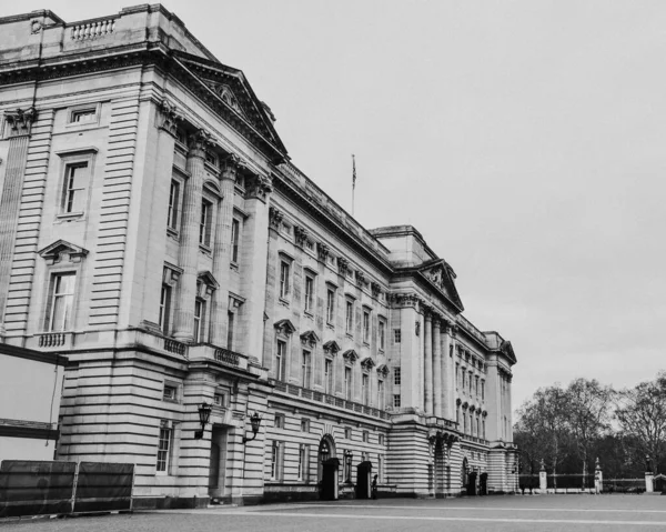 Een Grijswaarden Opname Van Buckingham Palace Omringd Door Bomen Londen — Stockfoto