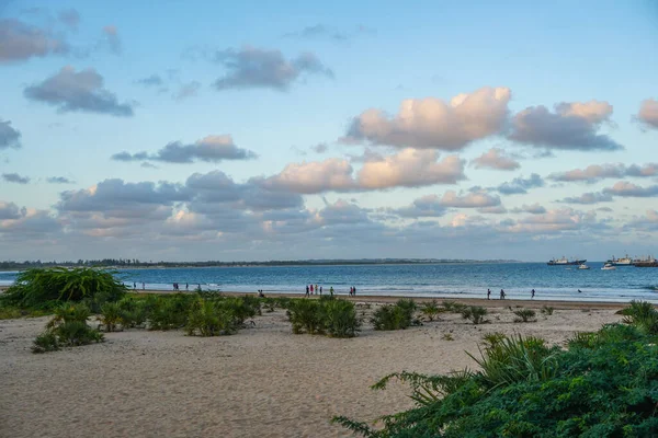 Una Playa Tropical Dichosa Fondo Las Nubes — Foto de Stock