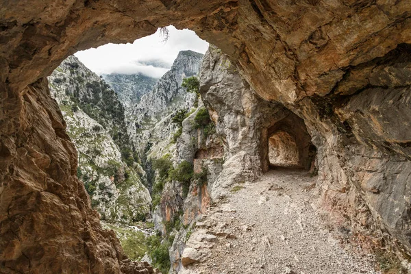 Una Cueva Sobre Fondo Rocas Montaña — Foto de Stock