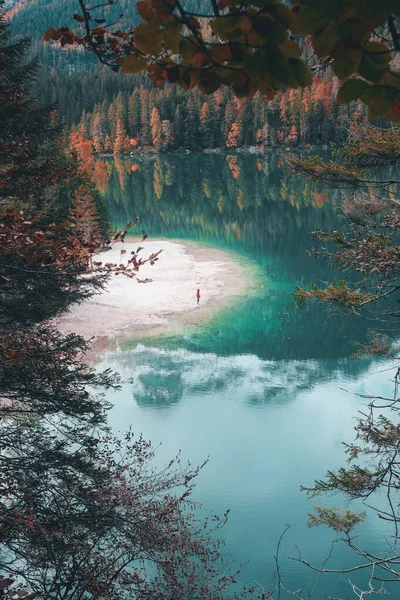 Schöne Aufnahme Eines Klaren Sees Umgeben Von Hügeln Und Bergen — Stockfoto