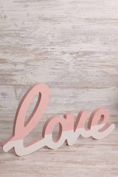 Eine Vertikale Aufnahme Einer Kleinen Dekoration Mit Dem Wort Liebe — Stockfoto