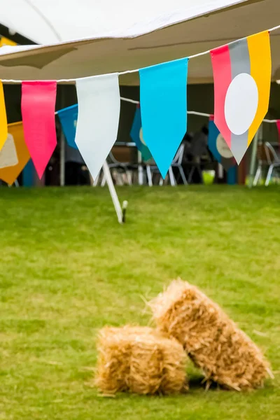 Vakantie Decoratie Met Een Slinger Van Kleurrijke Vlaggen — Stockfoto