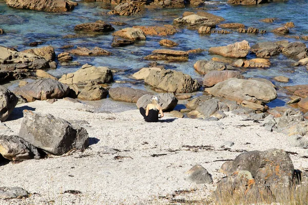 Baksida Ung Kvinna Stenig Strand — Stockfoto