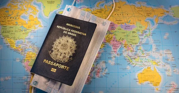 Uma Foto Panorâmica Passaporte Brasileiro Com Seringa Vacina Máscara Facial — Fotografia de Stock