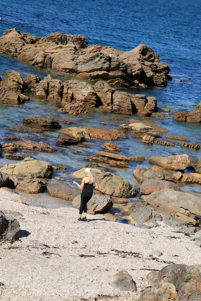 Baksida Ung Kvinna Stenig Strand — Stockfoto