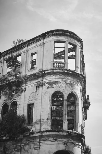 Una Foto Verticale Scala Grigi Vecchio Edificio Abbandonato Cuba — Foto Stock