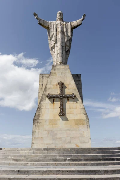 Tiro Vertical Monumento Sagrado Coração Jesus Contra Céu Azul Nublado — Fotografia de Stock