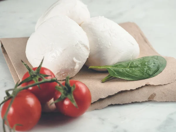 Lovitură Closeup Mozzarella Roșii Cherry Farfurie — Fotografie, imagine de stoc