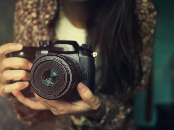 Uma Fotógrafa Feminina Segurando Uma Câmera Fotografia Estilo Vida Fotografia — Fotografia de Stock