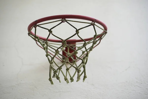 Primer Plano Aro Baloncesto Con Red Contra Una Pared Blanca — Foto de Stock