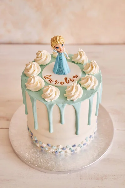 Uno Scatto Selettivo Deliziosa Torta Compleanno Tavolo Legno — Foto Stock