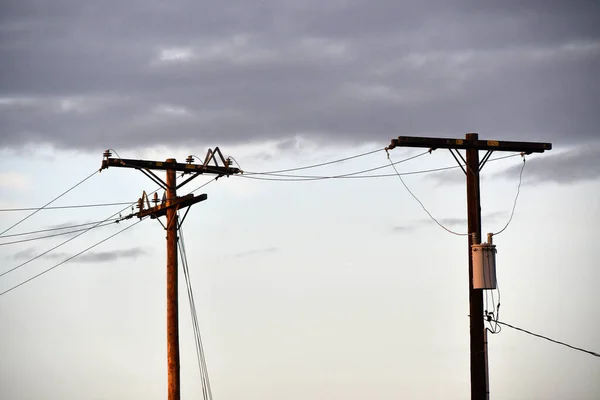 Uma Paisagem Chuvosa Sobre Postes Utilidade Madeira Com Cabos Elétricos — Fotografia de Stock