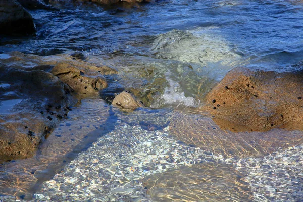 Kayalık Bir Sahilin Büyüleyici Bir Görüntüsü — Stok fotoğraf