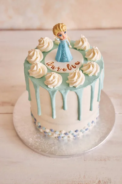 Uno Scatto Selettivo Deliziosa Torta Compleanno Tavolo Legno — Foto Stock