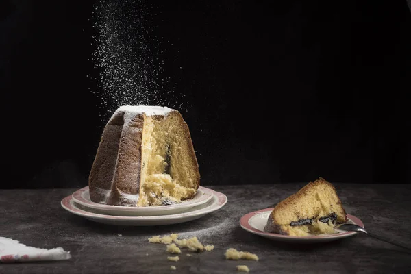 Delizioso Pandoro Con Ripieno Cioccolato Ricoperto Polvere Tradizionale Pane Dolce — Foto Stock