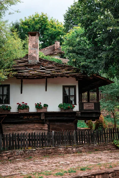 Eine Vertikale Aufnahme Alter Historischer Und Typischer Häuser Auf Bulgarisch — Stockfoto