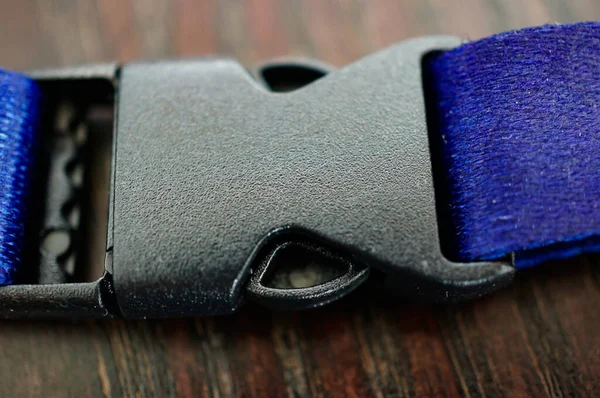 Primer Plano Clip Cinturón Plástico Una Superficie Madera — Foto de Stock
