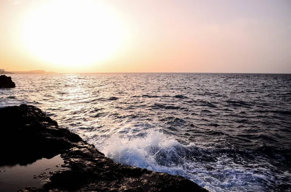 Tiro Hipnotizante Onda Oceano Que Atinge Pedras Costa — Fotografia de Stock