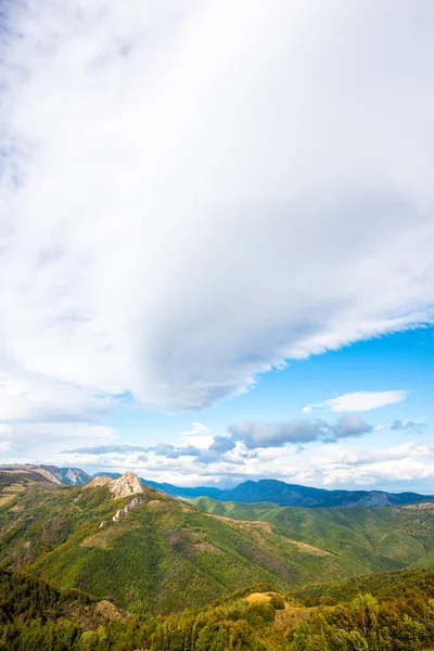 Uma Bela Vista Uma Paisagem Com Montanhas Apuseni Vegetação Romênia — Fotografia de Stock