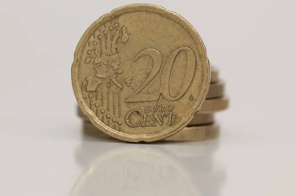 Двадцатицентовая Монета Фоне Кучи Монет Сером Фоне Концепция Экономии — стоковое фото