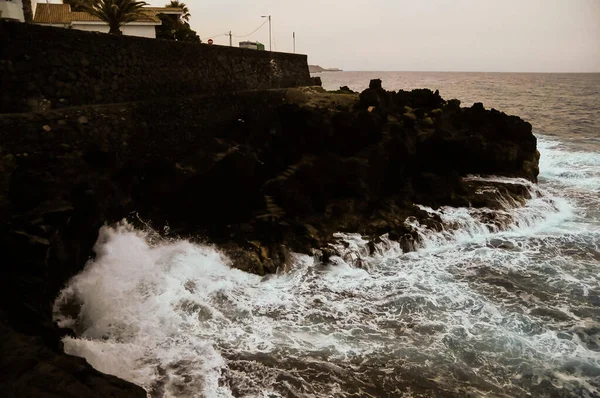 Tiro Hipnotizante Onda Oceano Que Atinge Pedras Costa — Fotografia de Stock