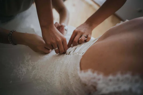 Close Damas Honra Ajudando Noiva Colocar Seu Belo Vestido Branco — Fotografia de Stock