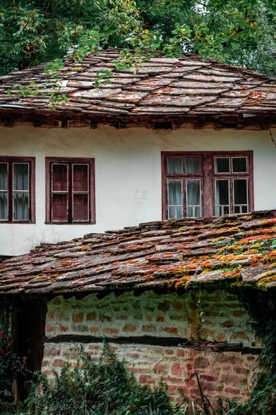 Eine Vertikale Aufnahme Alter Historischer Und Typischer Häuser Auf Bulgarisch — Stockfoto