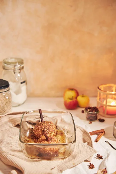 Ein Leckerer Backapfel Mit Nüssen Und Zimt Weihnachten Auf Einem — Stockfoto