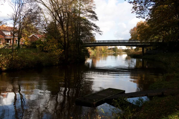 Canal Calmo Com Uma Ponte Estreita Emsland Alemanha — Fotografia de Stock