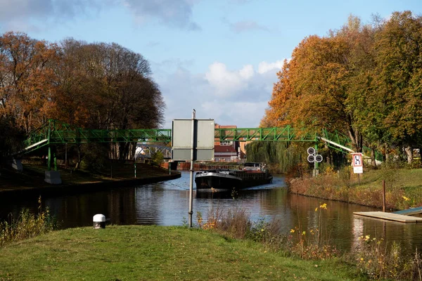 Bellissimo Paesaggio Nuvoloso Tranquillo Canale Emsland Con Una Barca Galleggiante — Foto Stock