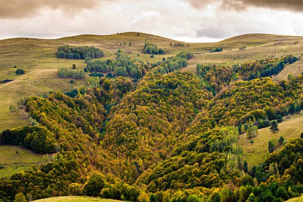 Bellissimo Paesaggio Con Famosa Catena Montuosa Apuseni Romania Sotto Cielo — Foto Stock