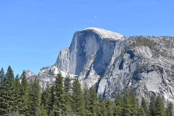 Uma Vista Parede Maciça Granito Half Dome Com Uma Lua — Fotografia de Stock