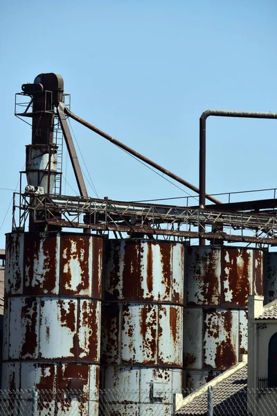 Plano Vertical Viejos Contenedores Oxidados Industriales Una Antigua Fábrica Abandonada — Foto de Stock