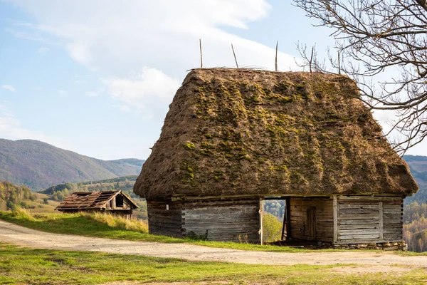 Uma Antiga Casa Aldeia Nas Montanhas Apuseni Roménia — Fotografia de Stock