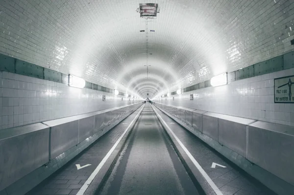 Een Rechte Metrotunnel Met Verschillende Lichten — Stockfoto