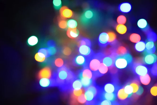 Wazig Kleurrijk Kerstlicht Een Zwarte Achtergrond Met Kopieerruimte — Stockfoto
