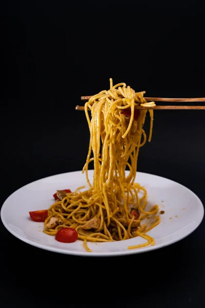 Eine Vertikale Aufnahme Einer Schüssel Leckerer Spaghetti Auf Schwarzer Oberfläche — Stockfoto
