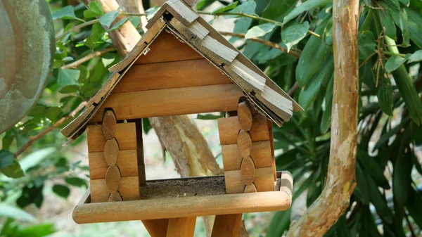 木の背景に小さな鳥の餌やりの家の閉鎖 — ストック写真