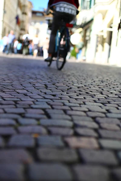 意大利博尔萨诺老城鹅卵石路上骑自行车的人 — 图库照片